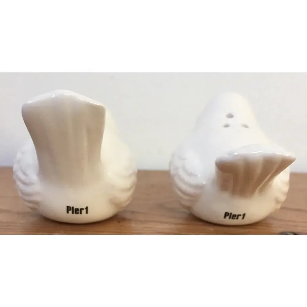 Vtg Pier 1 Imports Birds Chickadees Ceramic White Glazed Salt Pepper Shakers